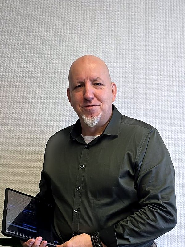 Andreas Gerhardt, Energiepreis Optimierer aus Köln, mit einem Tablet in der Hand